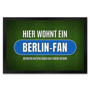 Hier wohnt ein Berlin-Fan Fußmatte mit Rasen Motiv