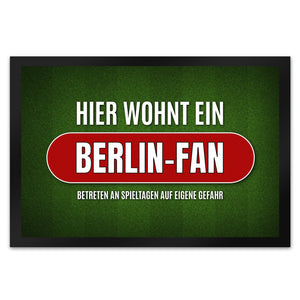 Hier wohnt ein Berlin-Fan Fußmatte mit Rasen Motiv