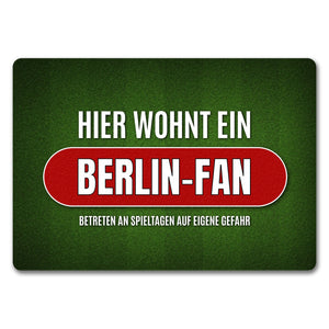 Hier wohnt ein Berlin-Fan Fußmatte mit Rasen Motiv
