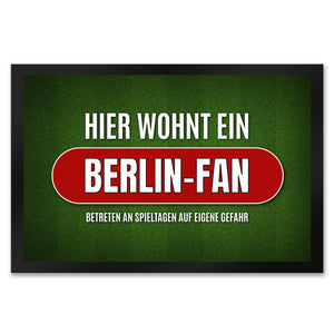 Hier wohnt ein Berlin-Fan Fußmatte mit Rasen Motiv