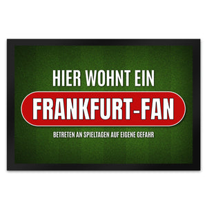 Hier wohnt ein Frankfurt-Fan Fußmatte mit Rasen Motiv