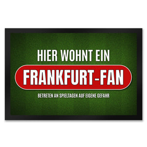 Hier wohnt ein Frankfurt-Fan Fußmatte mit Rasen Motiv