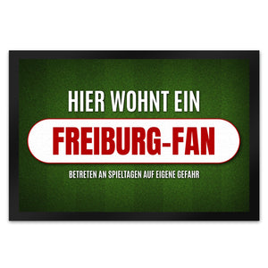 Hier wohnt ein Freiburg-Fan Fußmatte mit Rasen Motiv