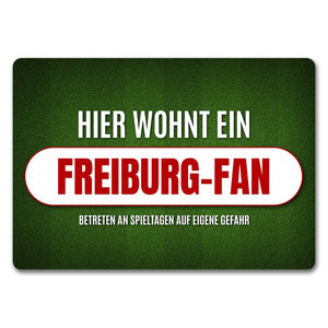 Hier wohnt ein Freiburg-Fan Fußmatte mit Rasen Motiv