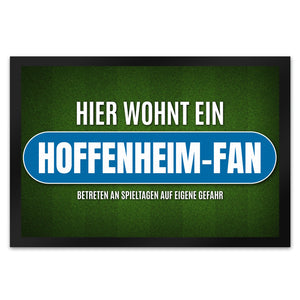 Hier wohnt ein Hoffenheim-Fan Fußmatte mit Rasen Motiv