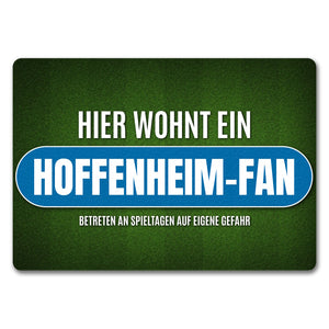Hier wohnt ein Hoffenheim-Fan Fußmatte mit Rasen Motiv