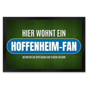 Hier wohnt ein Hoffenheim-Fan Fußmatte mit Rasen Motiv