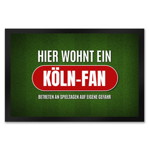 Hier wohnt ein Köln-Fan Fußmatte mit Rasen Motiv