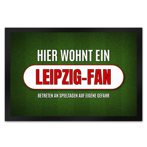 Hier wohnt ein Leipzig-Fan Fußmatte mit Rasen Motiv