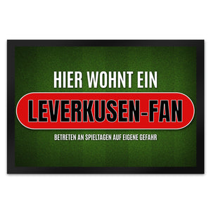 Hier wohnt ein Leverkusen-Fan Fußmatte mit Rasen Motiv