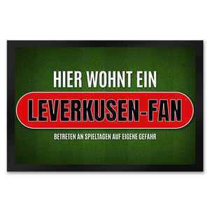 Hier wohnt ein Leverkusen-Fan Fußmatte mit Rasen Motiv