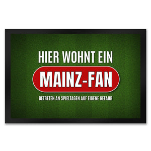 Hier wohnt ein Mainz-Fan Fußmatte mit Rasen Motiv