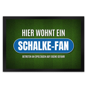 Hier wohnt ein Schalke-Fan Fußmatte mit Rasen Motiv