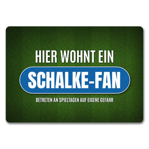 Hier wohnt ein Schalke-Fan Fußmatte mit Rasen Motiv