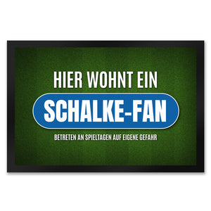 Hier wohnt ein Schalke-Fan Fußmatte mit Rasen Motiv