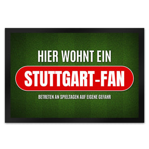 Hier wohnt ein Fußballfan Fußmatte mit Rasen Motiv - Fußball Tor Verein Ball Fußballplatz Platz Spiel