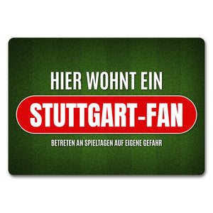 Hier wohnt ein Fußballfan Fußmatte mit Rasen Motiv - Fußball Tor Verein Ball Fußballplatz Platz Spiel