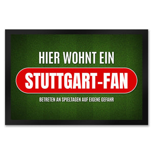 Hier wohnt ein Fußballfan Fußmatte mit Rasen Motiv - Fußball Tor Verein Ball Fußballplatz Platz Spiel