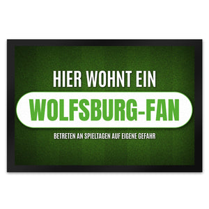Hier wohnt ein Wolfsburg-Fan Fußmatte mit Rasen Motiv