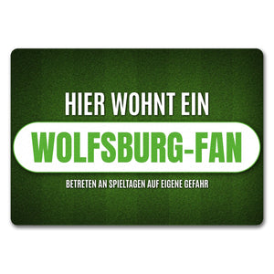 Hier wohnt ein Wolfsburg-Fan Fußmatte mit Rasen Motiv