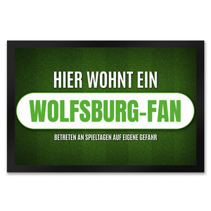 Hier wohnt ein Wolfsburg-Fan Fußmatte mit Rasen Motiv