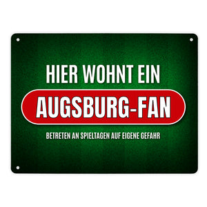 Hier wohnt ein Augsburg-Fan Metallschild mit Rasen Motiv