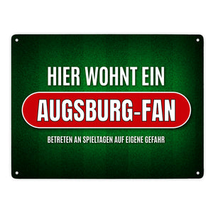 Hier wohnt ein Augsburg-Fan Metallschild mit Rasen Motiv