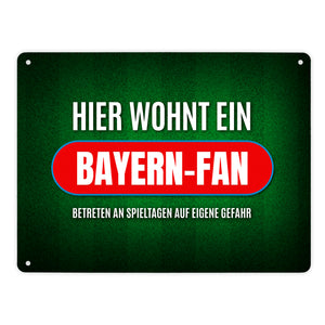 Hier wohnt ein Bayern-Fan Metallschild mit Rasen Motiv