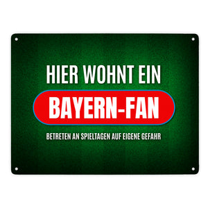 Hier wohnt ein Bayern-Fan Metallschild mit Rasen Motiv