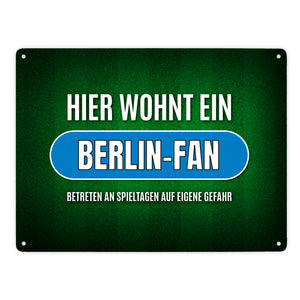 Hier wohnt ein Berlin-Fan -weiß Metallschild mit Rasen Motiv
