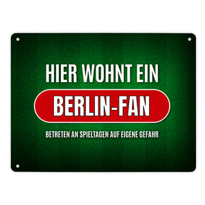 Hier wohnt ein Berlin-Fan -weiß Metallschild mit Rasen Motiv
