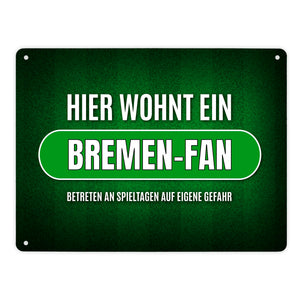 Hier wohnt ein Bremen-Fan Metallschild mit Rasen Motiv