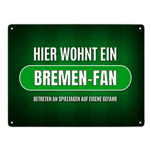 Hier wohnt ein Bremen-Fan Metallschild mit Rasen Motiv