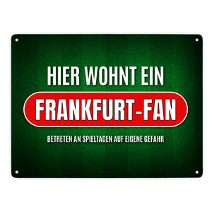 Hier wohnt ein Frankfurt-Fan Metallschild mit Rasen Motiv