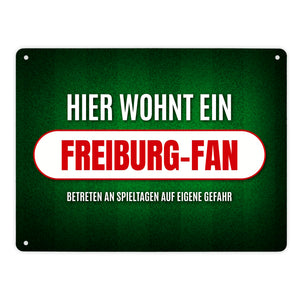 Hier wohnt ein Freiburg-Fan Metallschild mit Rasen Motiv