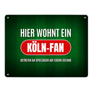 Hier wohnt ein Köln-Fan Metallschild mit Rasen Motiv