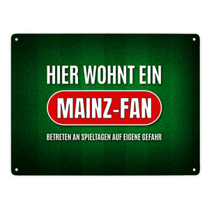 Hier wohnt ein Mainz-Fan Metallschild mit Rasen Motiv