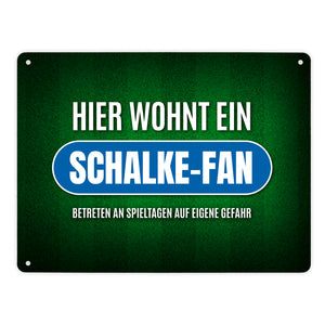 Hier wohnt ein Schalke-Fan Metallschild mit Rasen Motiv