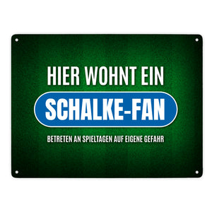 Hier wohnt ein Schalke-Fan Metallschild mit Rasen Motiv