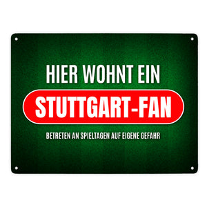 Hier wohnt ein Fußballfan Metallschild mit Rasen Motiv - Fußball Tor Verein Fußballplatz Platz kicken