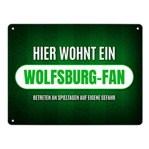 Hier wohnt ein Wolfsburg-Fan Metallschild mit Rasen Motiv