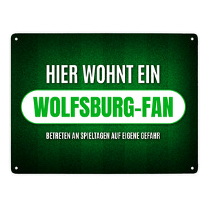Hier wohnt ein Wolfsburg-Fan Metallschild mit Rasen Motiv