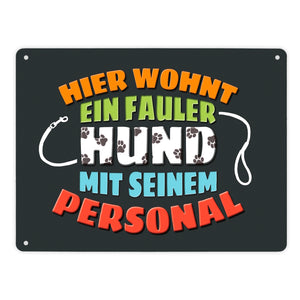 Hier wohnt ein fauler Hund mit seinem Personal Metallschild