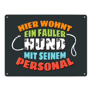 Hier wohnt ein fauler Hund mit seinem Personal Metallschild