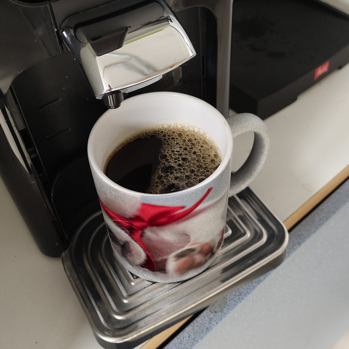 Weihnachtshund Jack mit Nikolausmütze Kaffeebecher