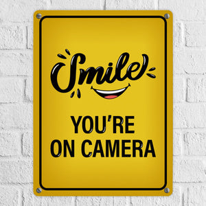 Smile you're on camera Metallschild - Kamera Lachen Lächeln Grundstück Eigentum Geischt