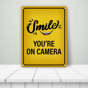 Smile you're on camera Metallschild - Kamera Lachen Lächeln Grundstück Eigentum Geischt