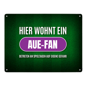 Hier wohnt ein Aue-Fan Metallschild mit Rasen Motiv