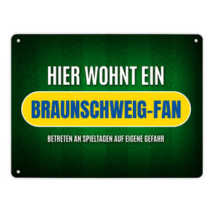 Hier wohnt ein Braunschweig-Fan Metallschild mit Rasen Motiv