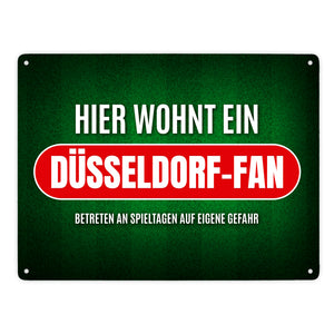 Hier wohnt ein Düsseldorf-Fan Metallschild mit Rasen Motiv